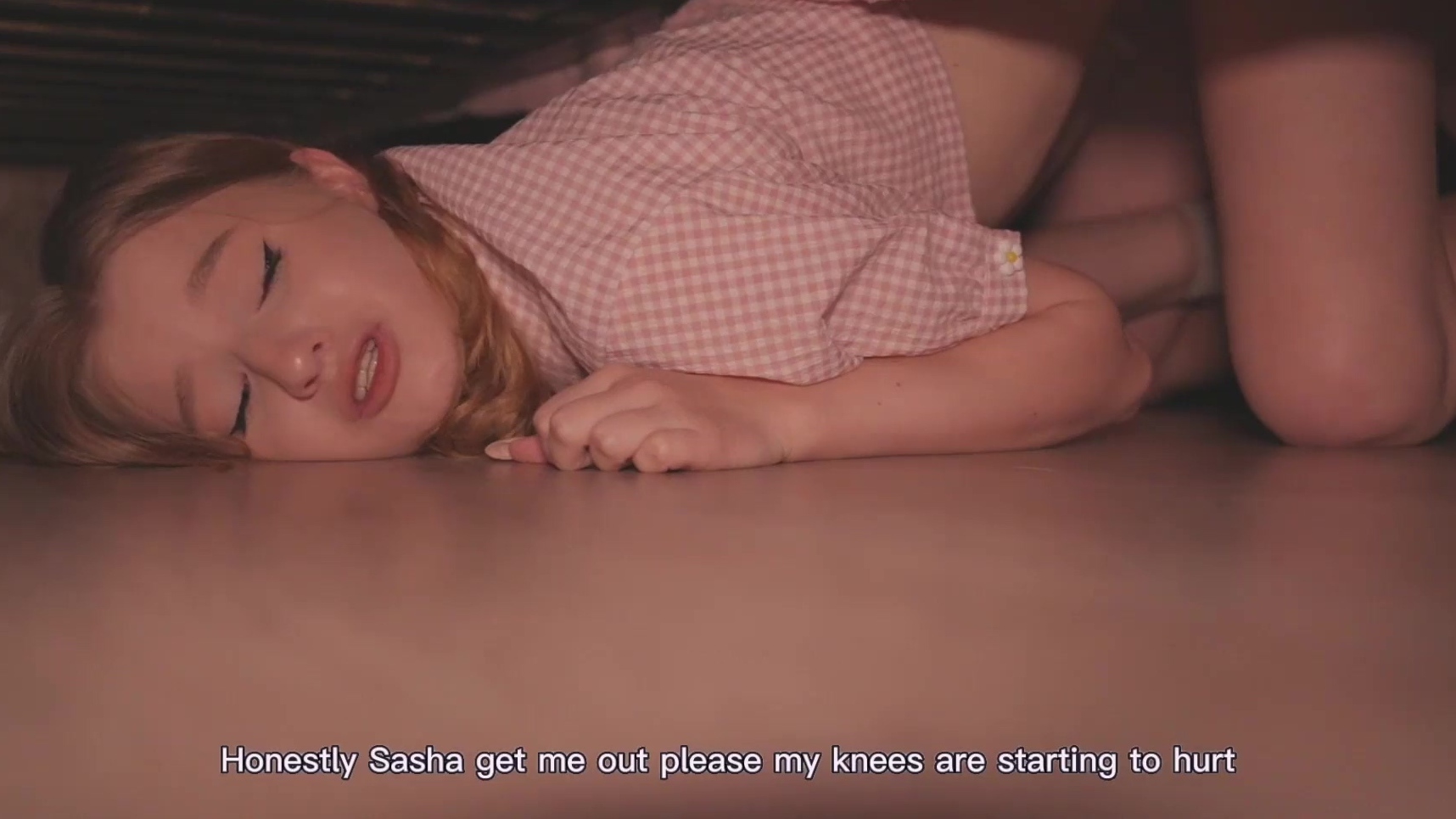 Una hermosa hermana quedó atrapada debajo de la cama y aplastó a su dulce hijito con su hermanastro.