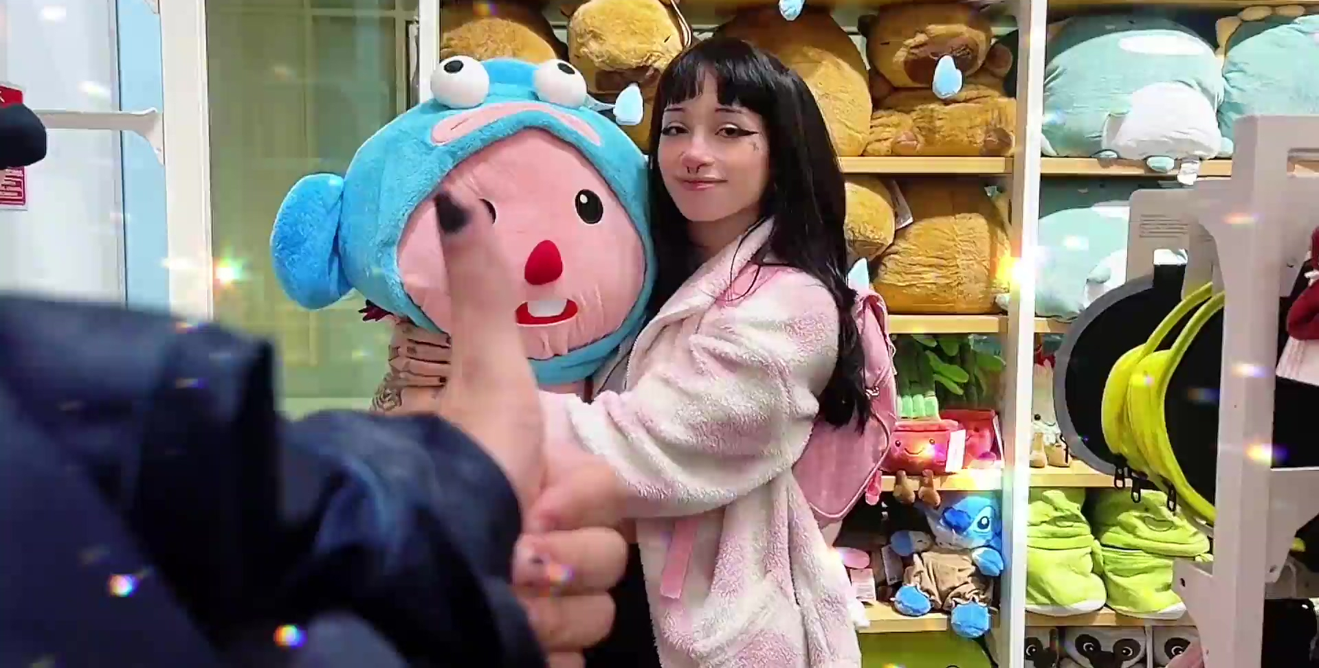 Una hijastra agradecida agradece a su padrastro con un feliz abrazo y un aventón