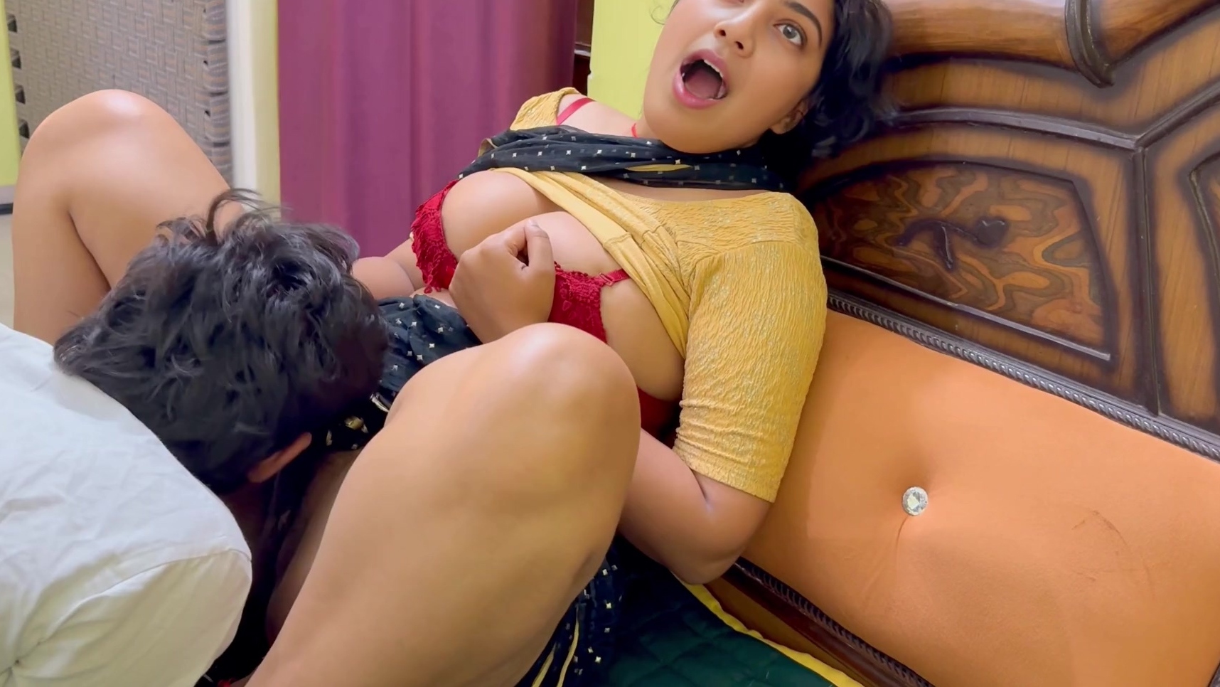 Una india de gran trasero se deja lamer por su hijastro.