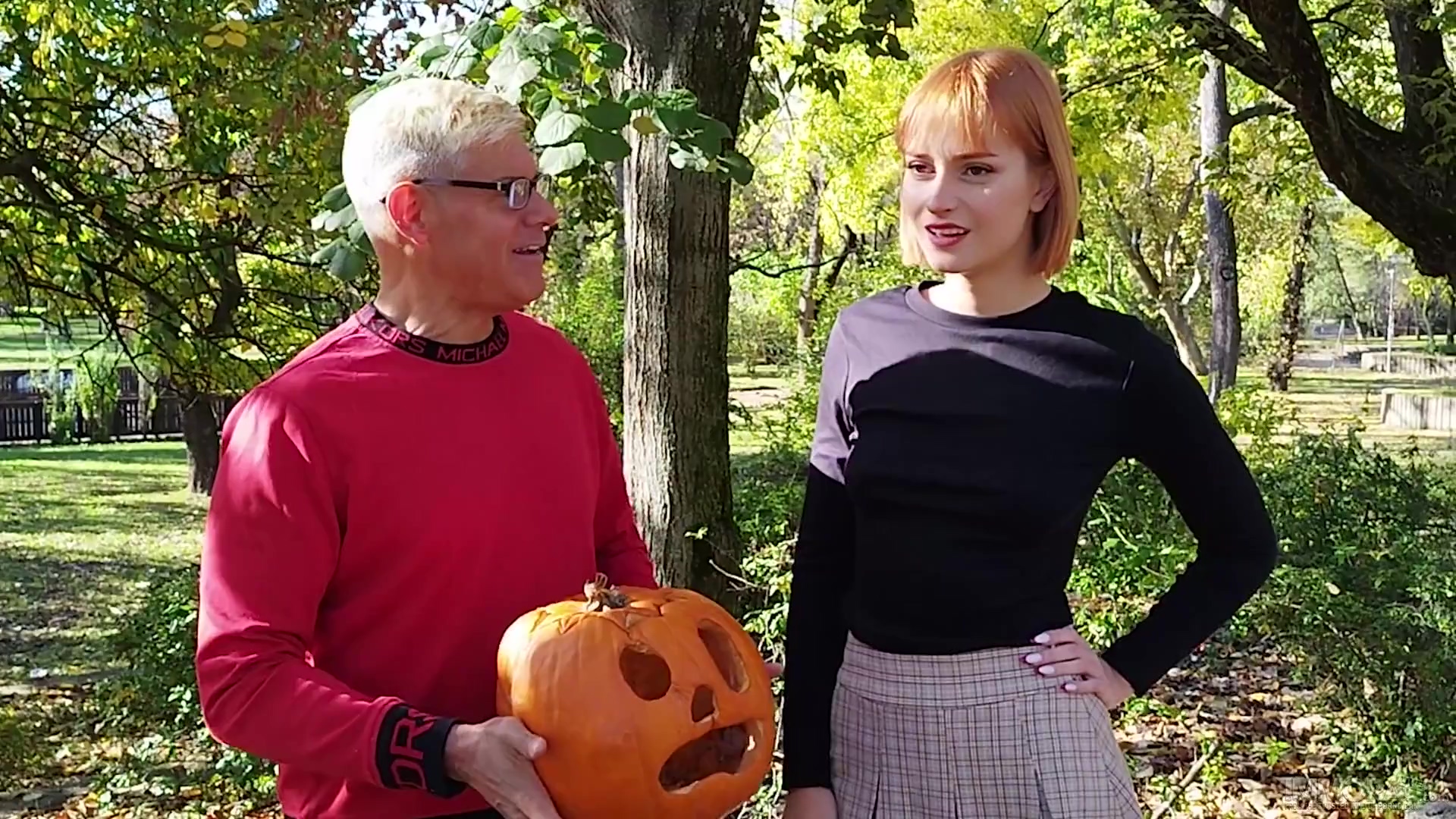 Una joven prostituta es follada por dos maduros