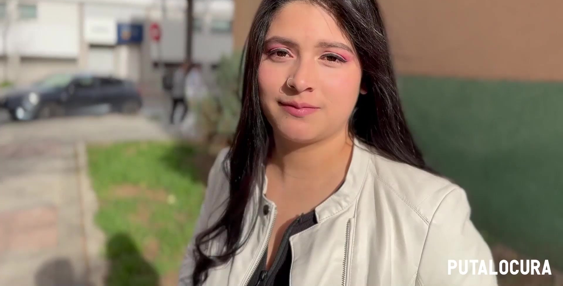 Una latina folla con un viejo gordo en la cama