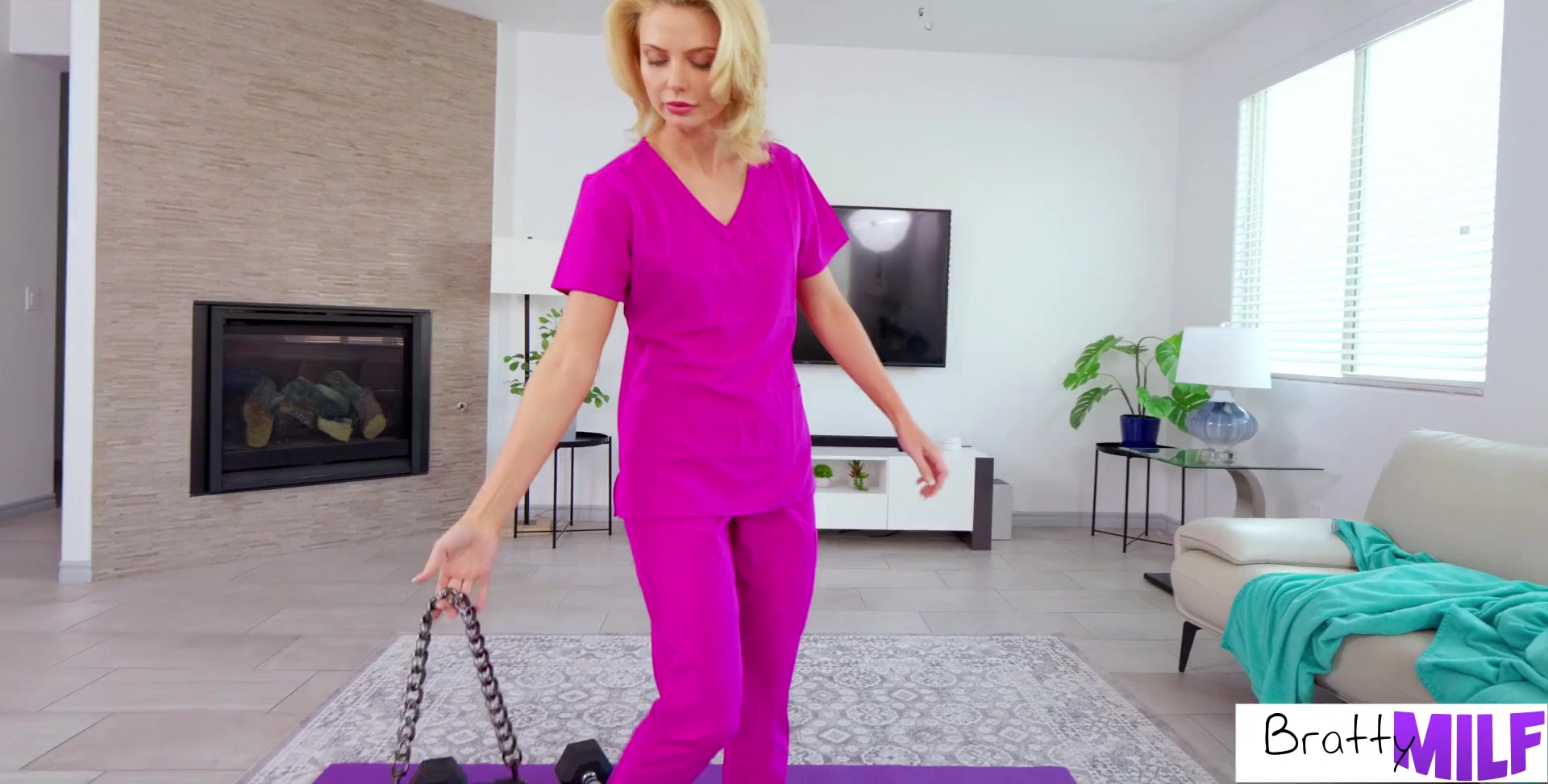 Una linda madrastra con cara tentadora está aplastando el pene de su hijastro.