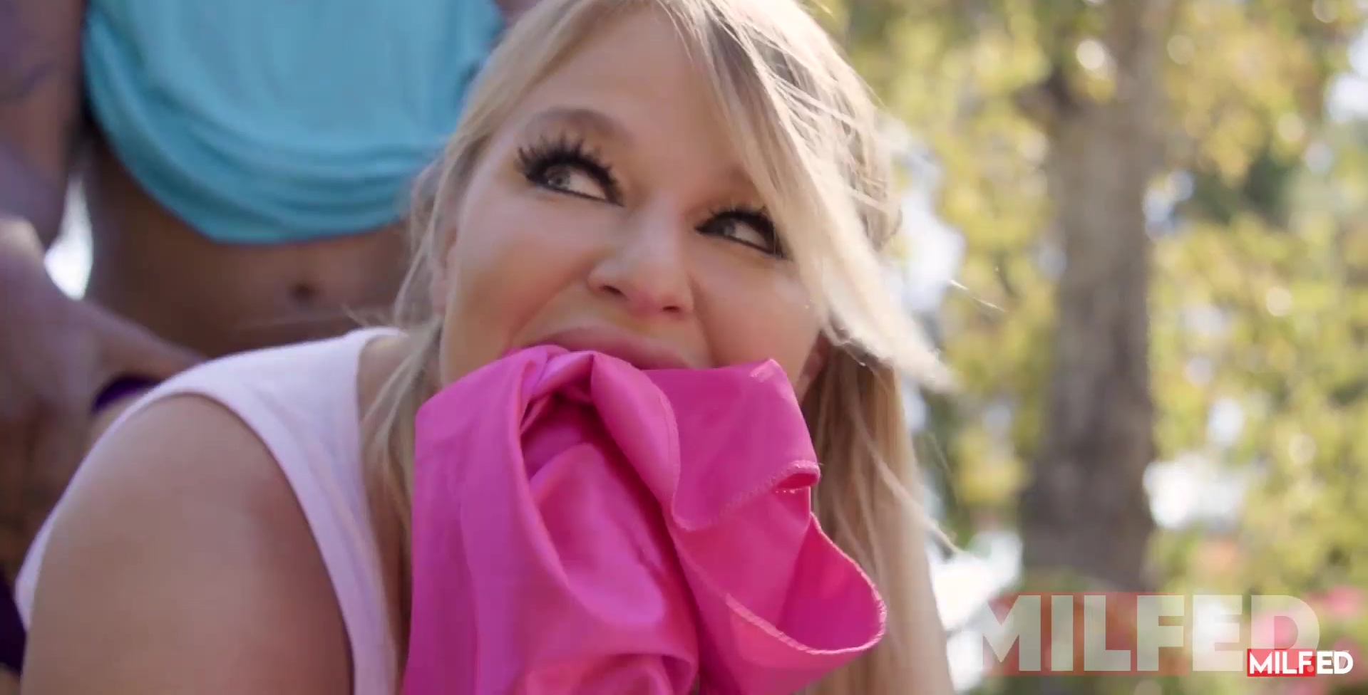 Una mujer casada en topless le roba a su marido a un granjero negro