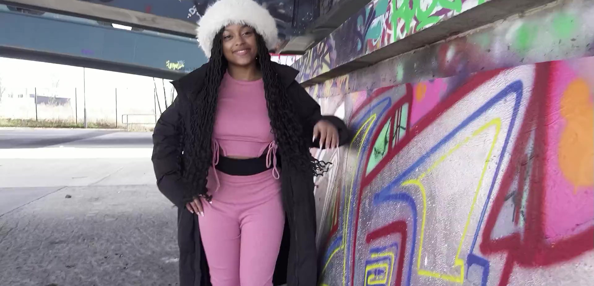 Una negra con curvas y retorcida se inserta en todos los agujeros y se llena de semen durante el casting.