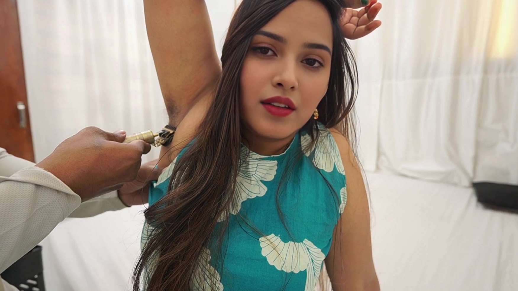 Una niña india de grandes pechos le pidió a su hermanastro que le afeitara las axilas, pero él quería hacer algo al respecto.