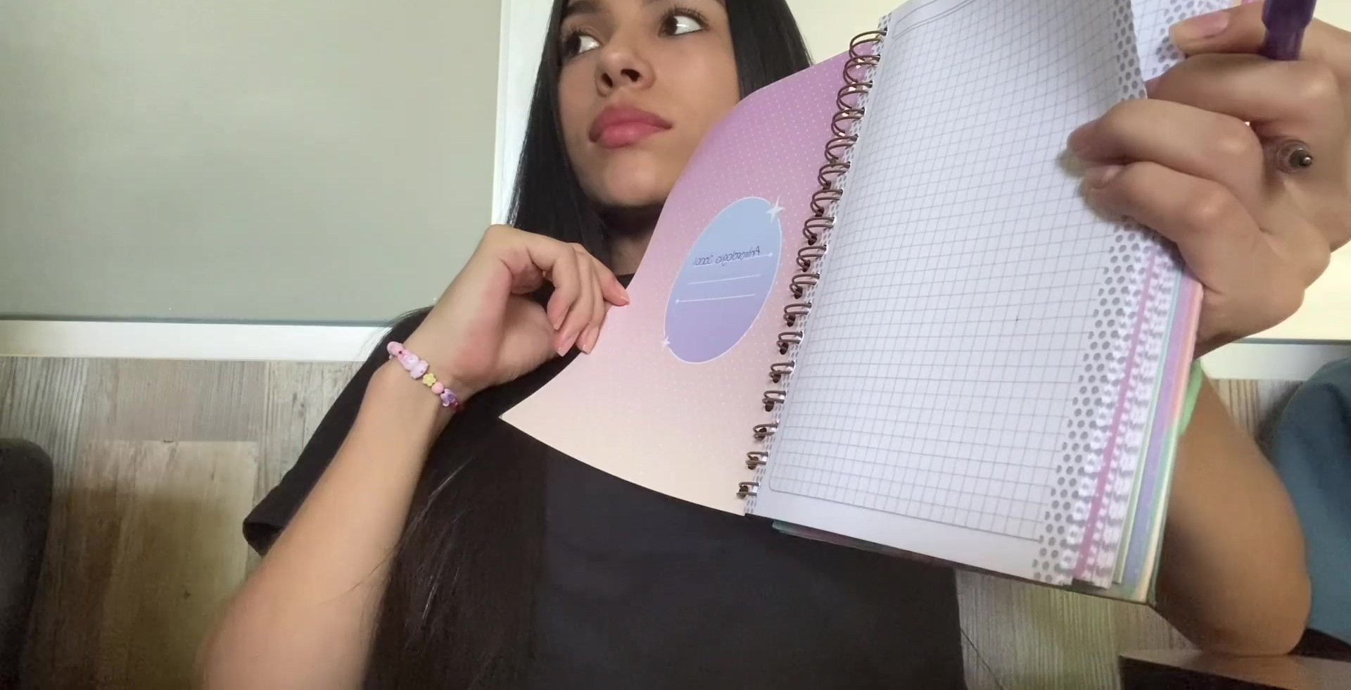 Una pequeña latina disfruta de una sesión de masturbación en solitario y complace sus tetas con una breve masturbación hasta que gotean.