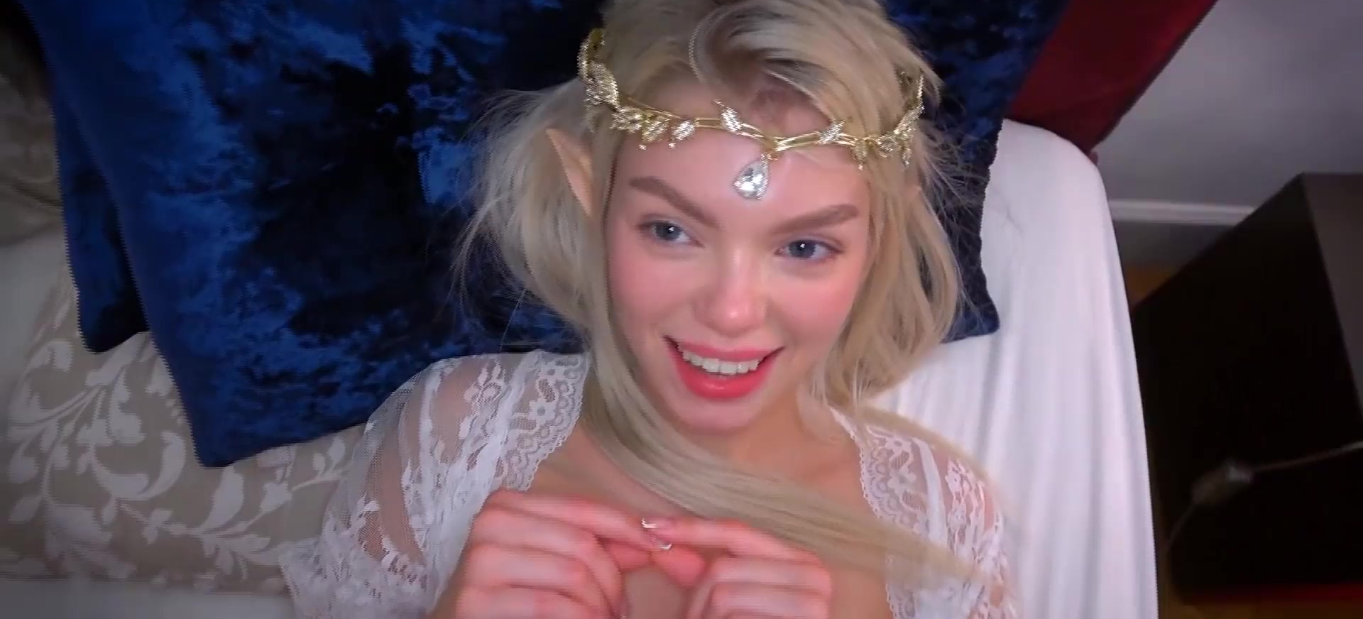 Una pequeña niña es llenada de intenso calor por un chico con una gran polla en POV