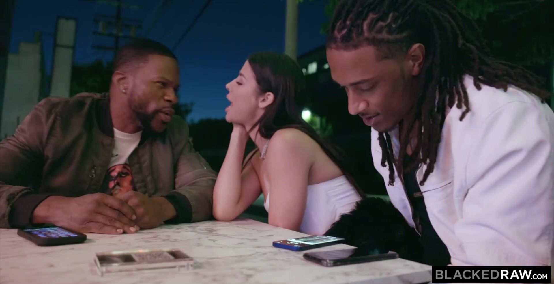 Una preciosa chica blanca es destrozada por dos pollas negras