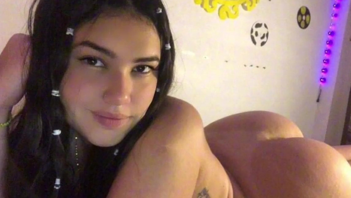 Una preciosa chica latina de curvas y bonito culo recibe sexo oral y penetración anal con un negro a lo perrito.