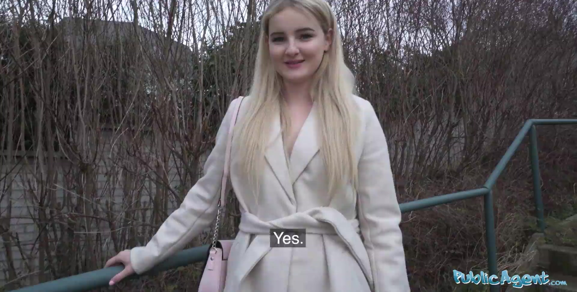 Una preciosa rubia acepta las ideas inapropiadas de un desconocido bien dotado.