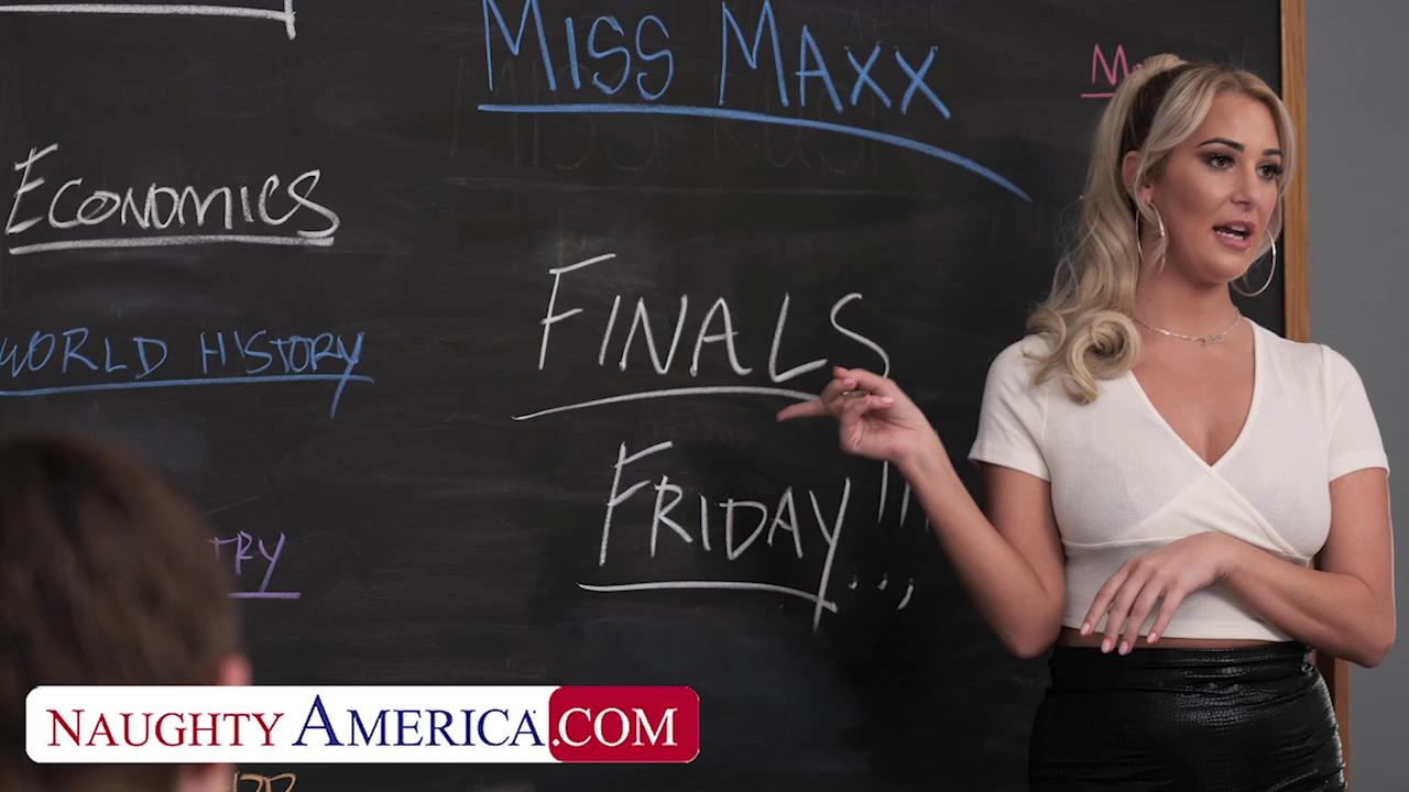 Una profesora MILF rubia dirige un encuentro privado en el aula