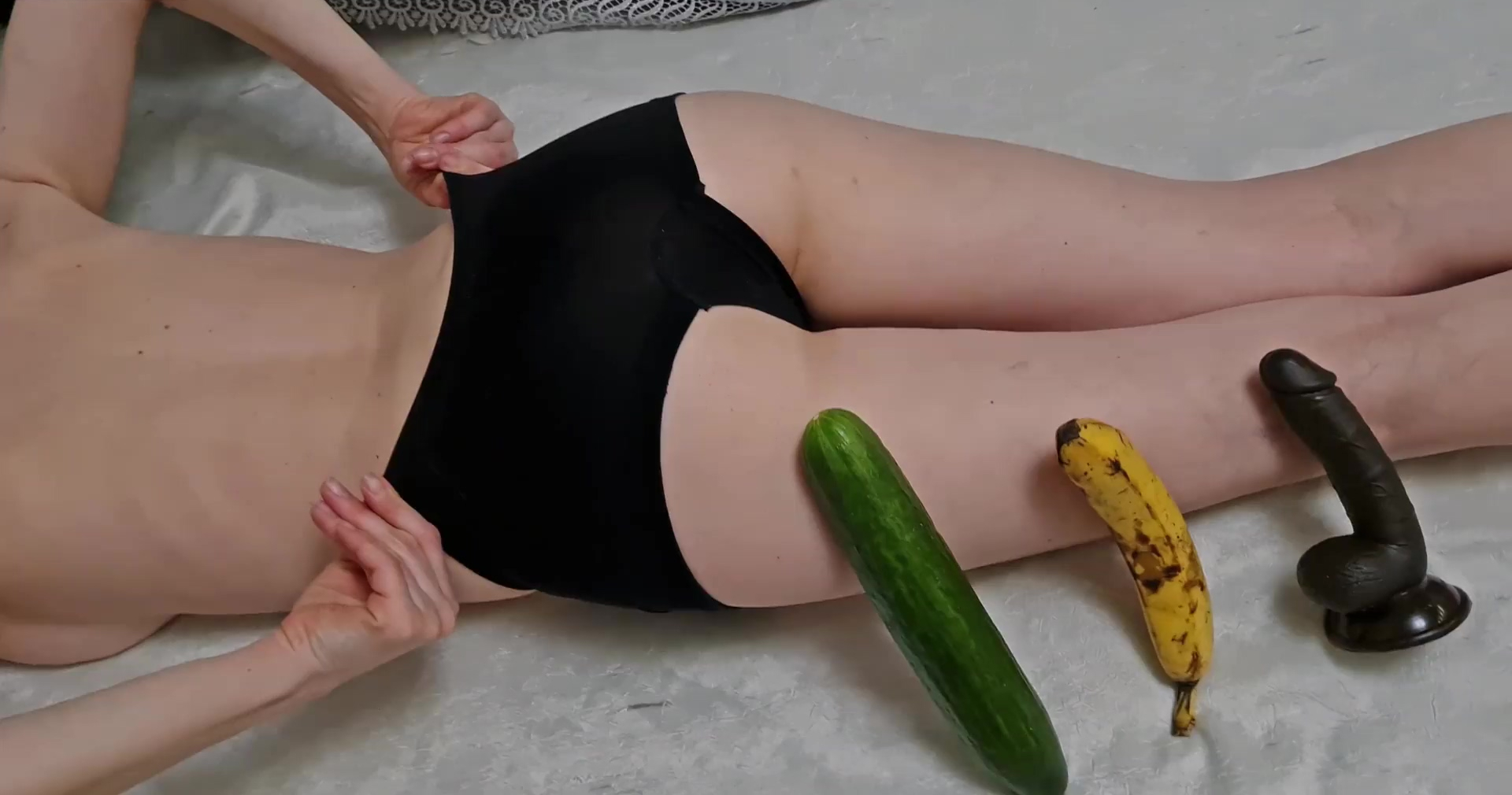 Una prostituta está en la lista para que le presenten un pepino grande.