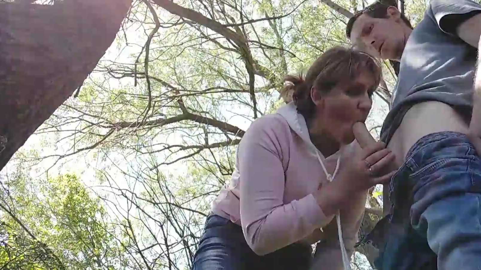 Una prostituta muy madura es pillada salvaje en el bosque – sexo al aire libre