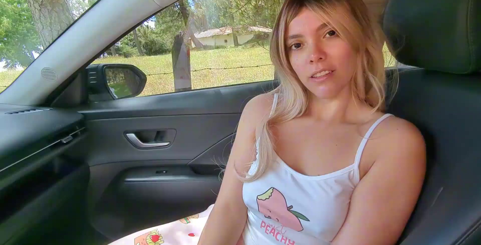 Una rubia espectacular se sube al coche de un desconocido, lo seduce por el camino y practica sexo en la parte de atrás.