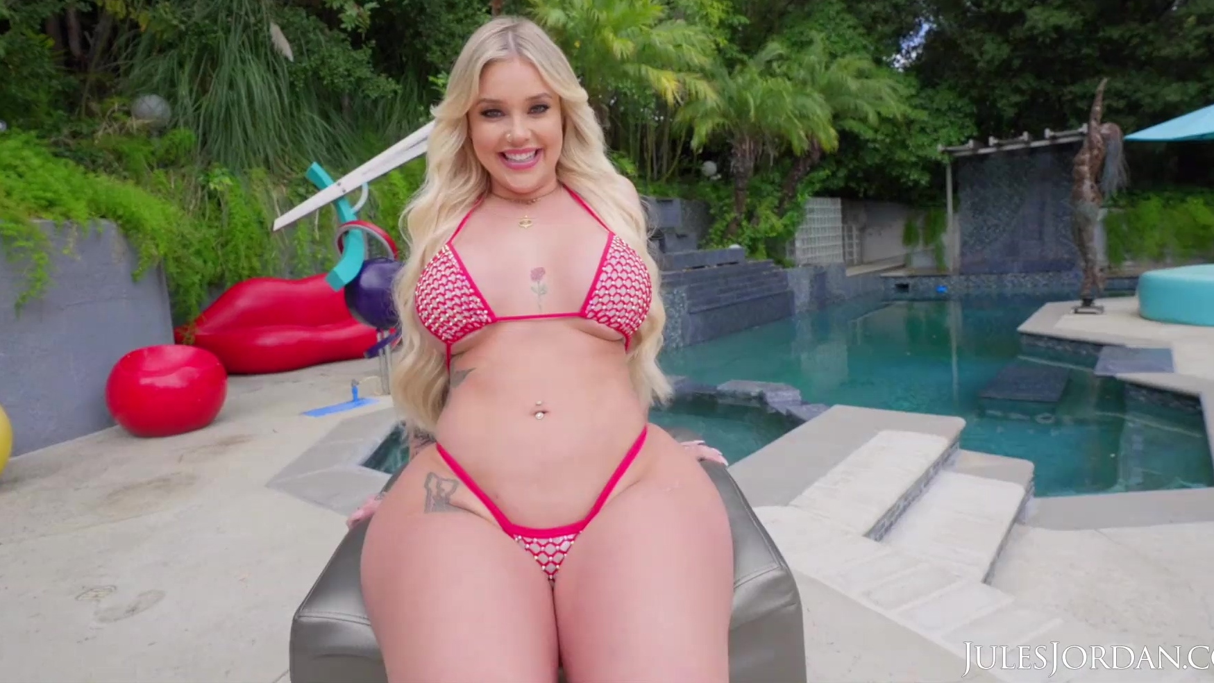 Una rubia tetona te hace reír jugando con su bebé y luego teniendo sexo en la BBC