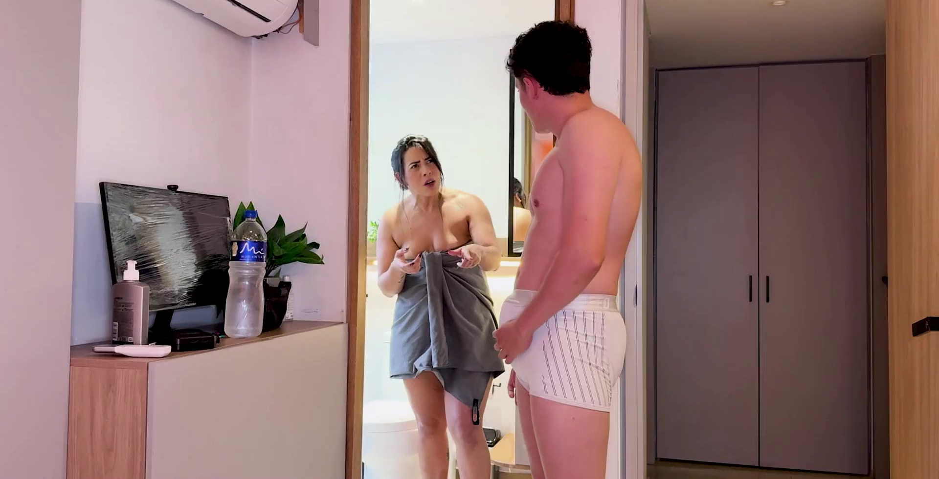 Ve a su madrastra cambiando y pateando a su bebé.