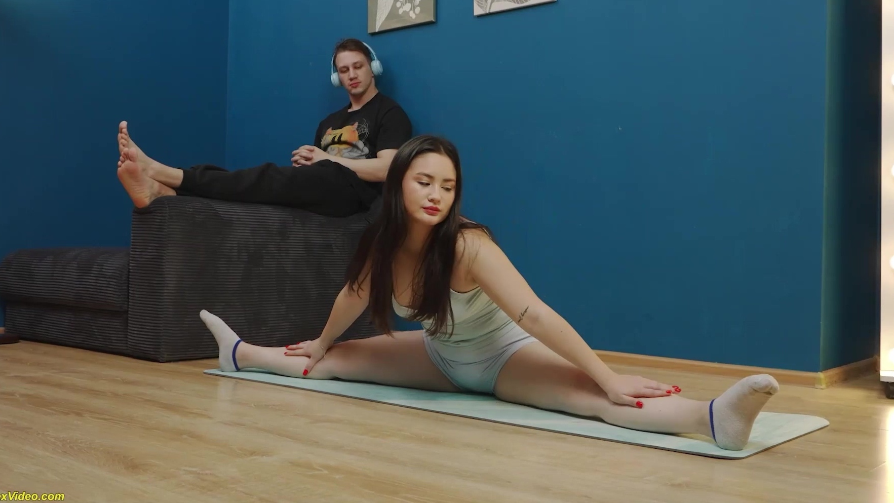 Verla hacer yoga y ayudarla a estirar su agujero en mi polla.