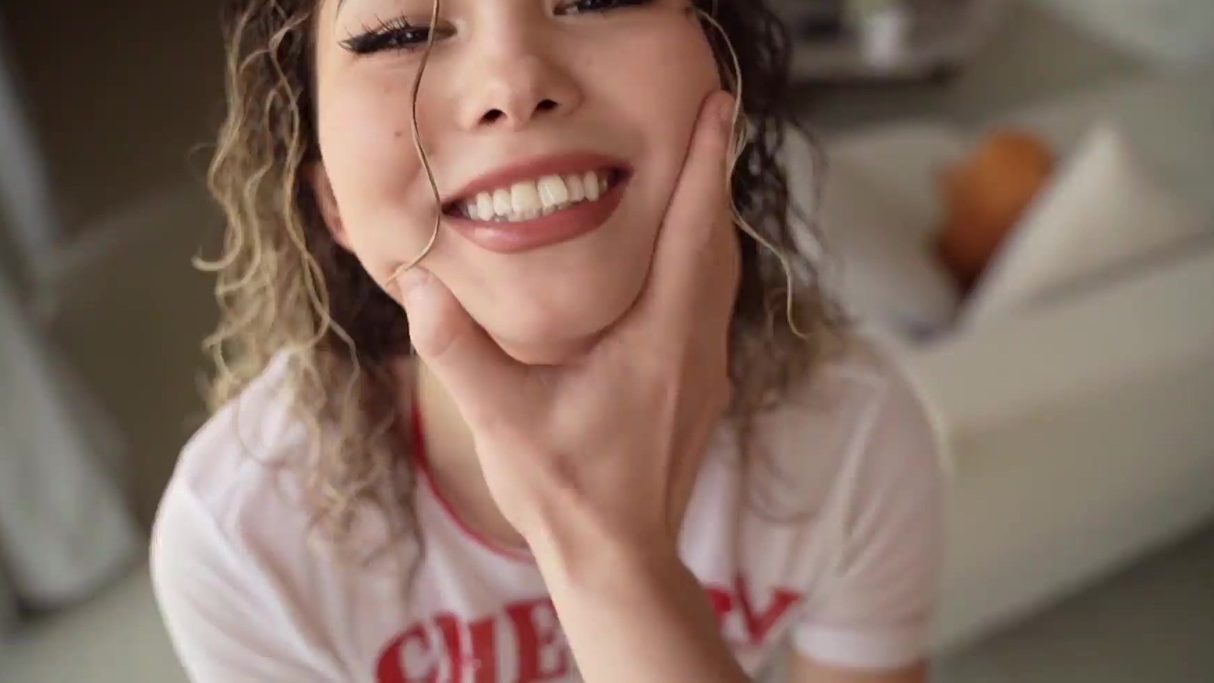 Vídeo POV de una preciosa asiática rusa corriéndose dentro de su coño.