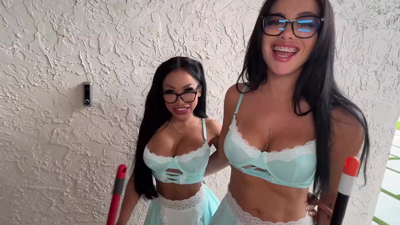 Vinieron dos prostitutas a limpiar mi casa y mi polla.