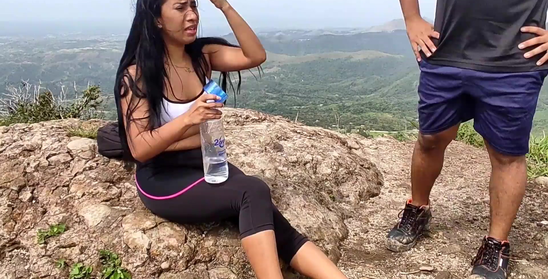 Zorra latina es chupada y golpeada duro como un perro al aire libre.