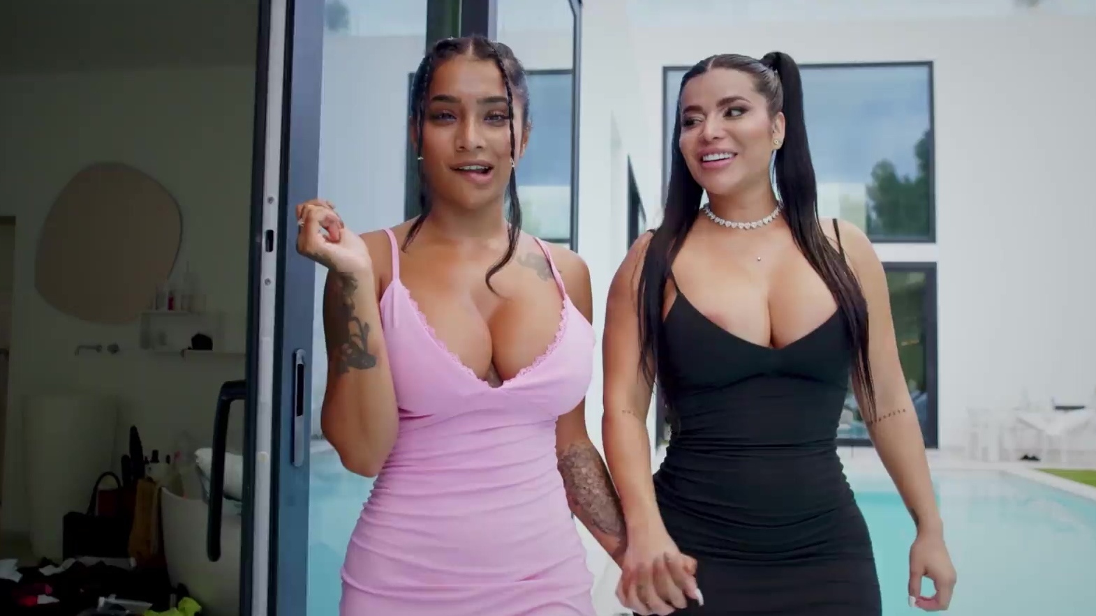 Zorras con curvas están a punto de rockear junto a la piscina.