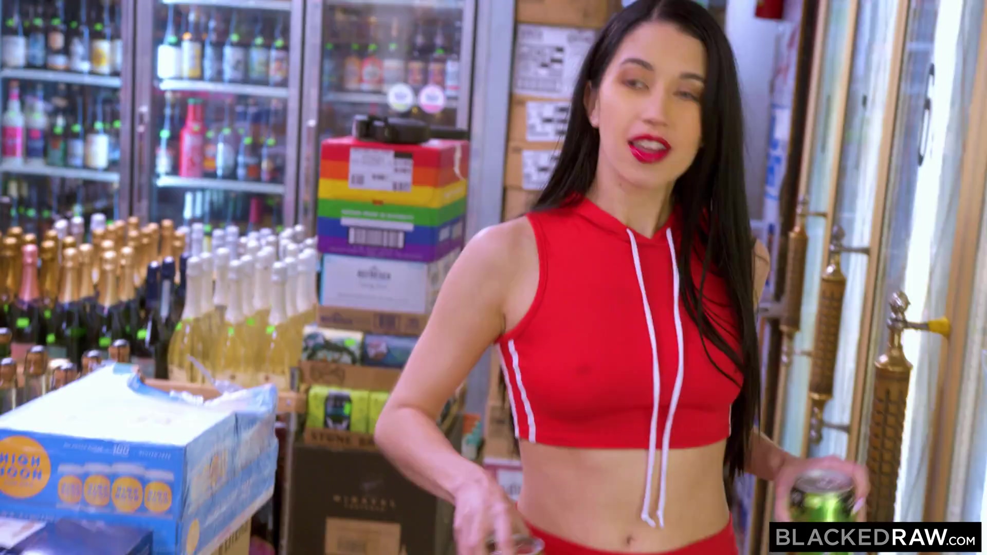 ¡Esta pequeña morena sabe cómo montar bien grandes pollas negras!