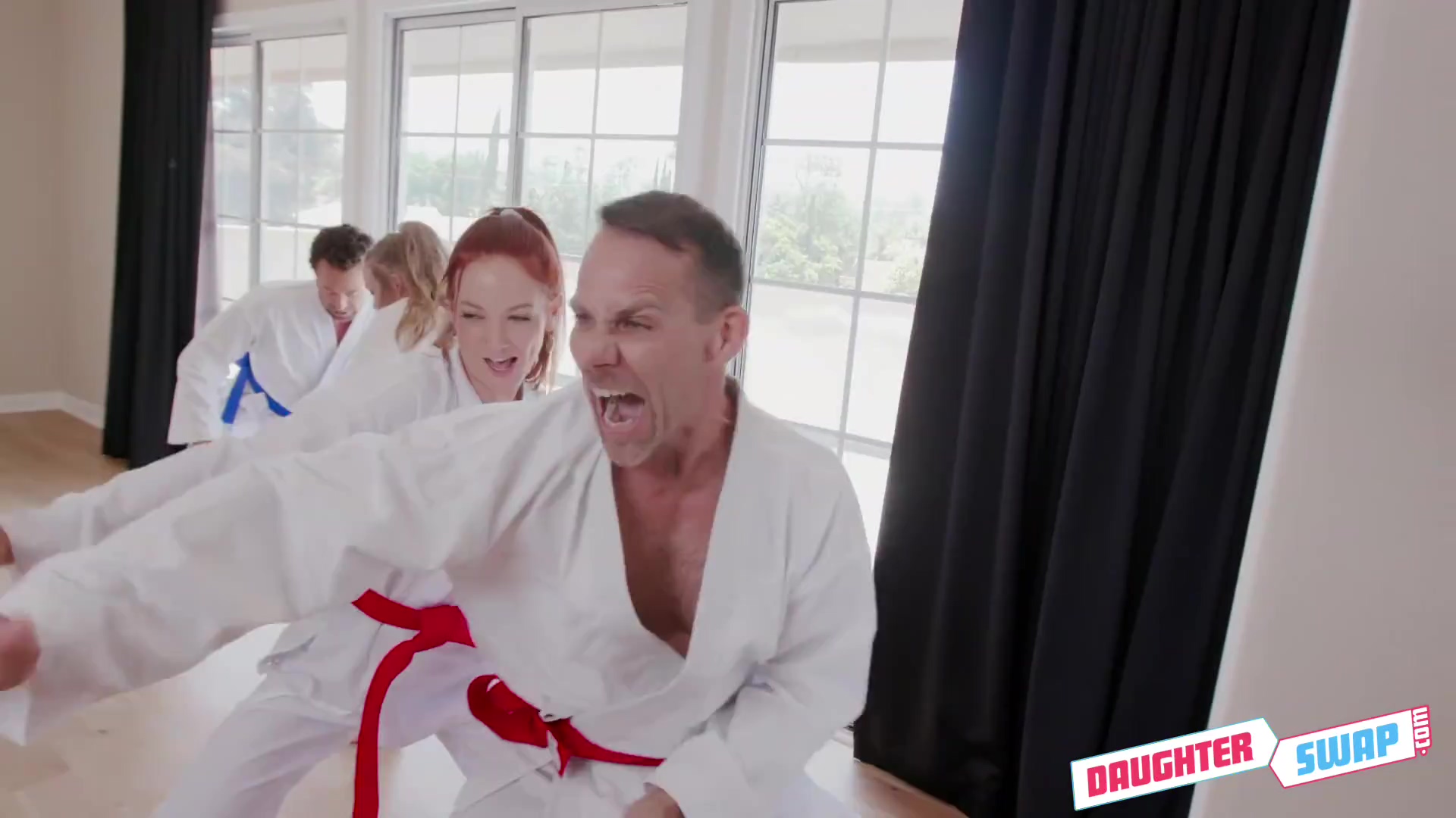 ¡La diversión de los equipos de viejos y hermosos entrenadores jóvenes! -Ashley Roja, Luz Luna