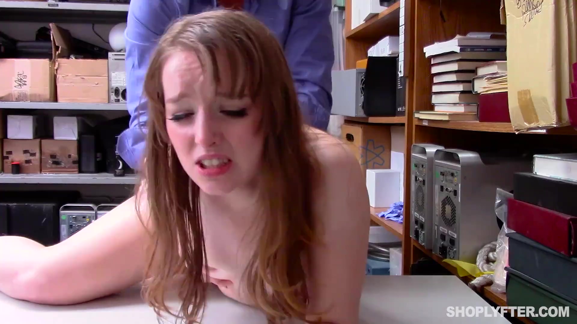 ¡Un adolescente confundido y asustado es sorprendido robando y pagando con su inocencia!