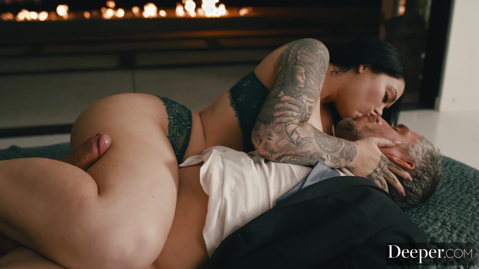 ¡Un hombre mayor se busca una linda morena para admirar!