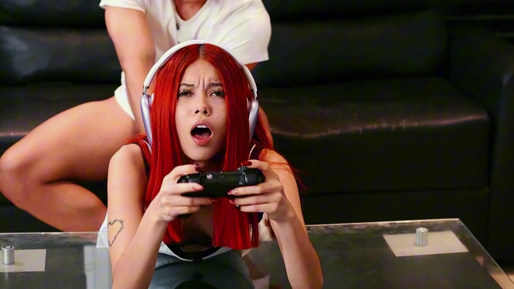 A este flaco no le importaba que el hijo del amigo de su padre se acostara con él mientras él jugaba videojuegos.