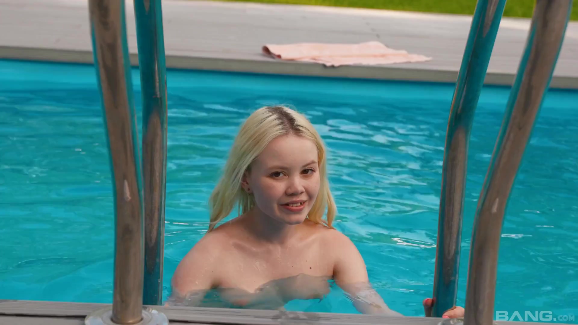 A la bella Rebecca Nikson le encanta masturbarse en la piscina