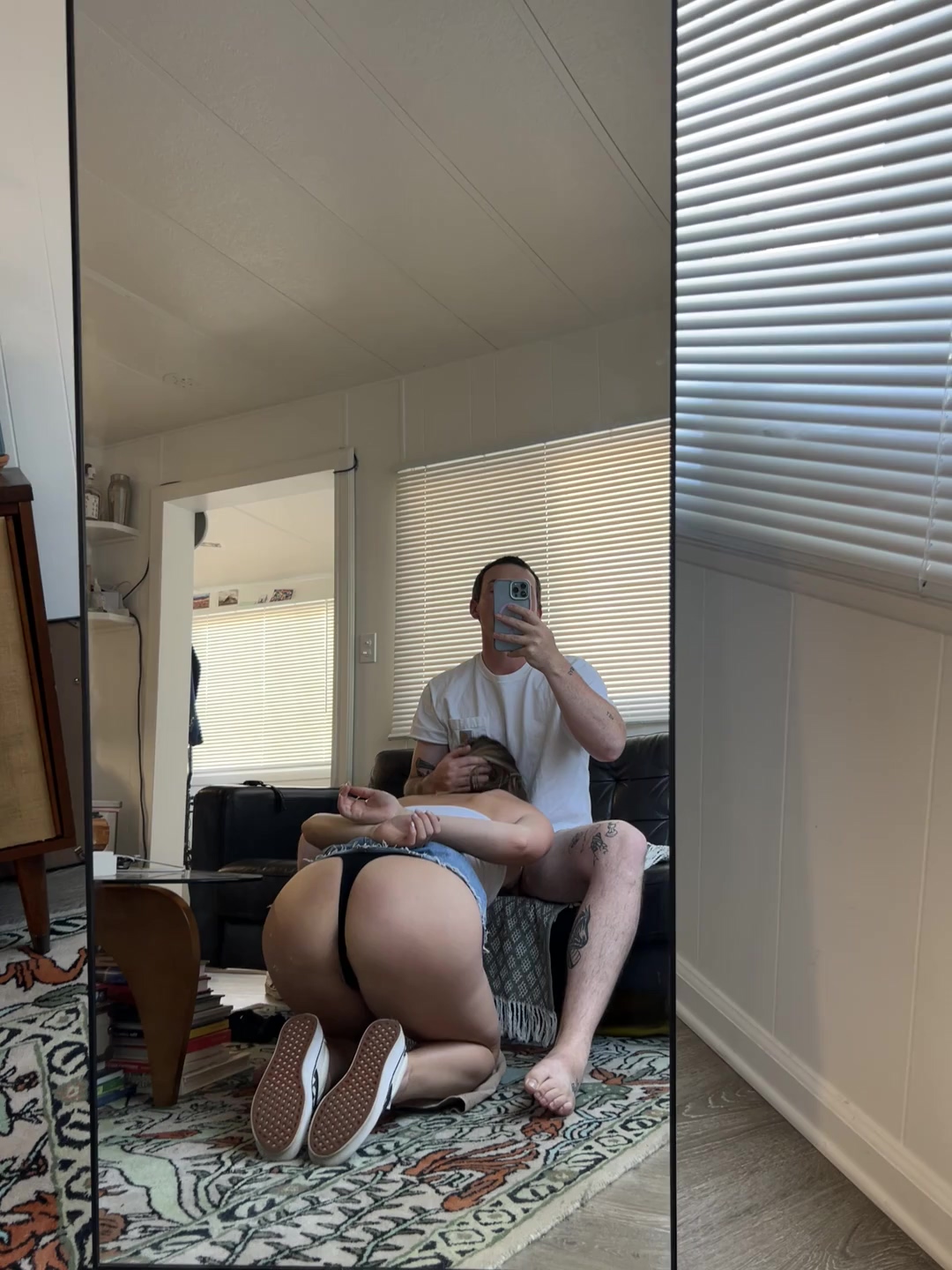 Adolescente con gran culo le hace una mamada dura a su compañero de clase antes de dormir en POV