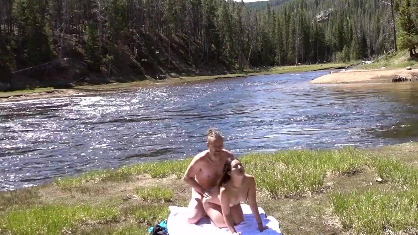 Belleza asiática cabalga una polla apasionadamente en una sesión de sexo al aire libre en el río.