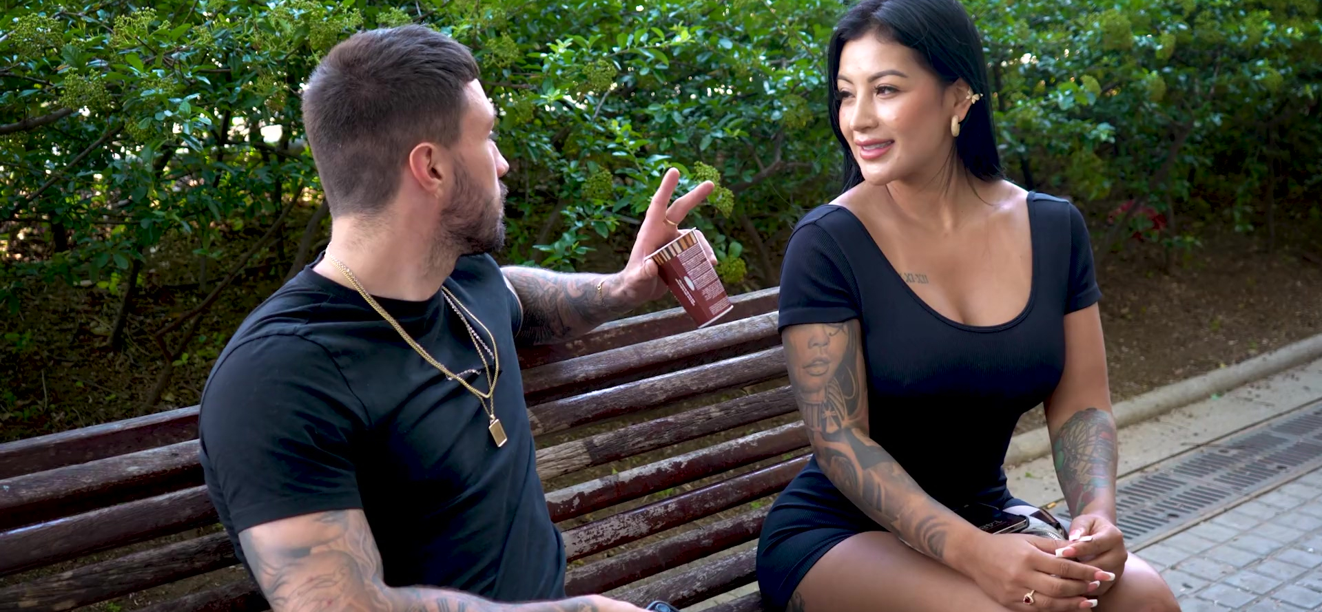 Belleza colombiana con tatuajes disfruta de la penetración al aire libre.