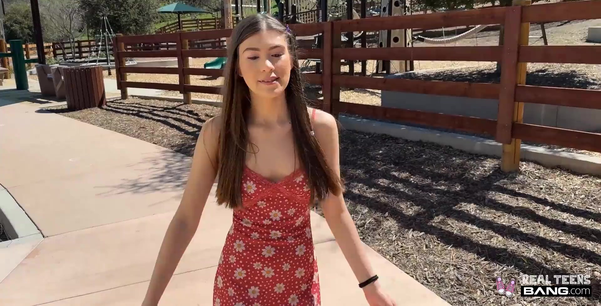 Chica guarra de tetas pequeñas que conocí en el parque acepta tener sexo caliente en mi casa