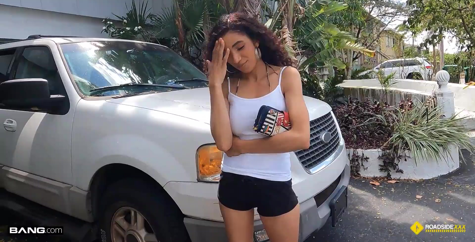Chica latina caliente con grandes tetas me encuentra en su estacionamiento y accede a tener sexo rápido en el garaje.