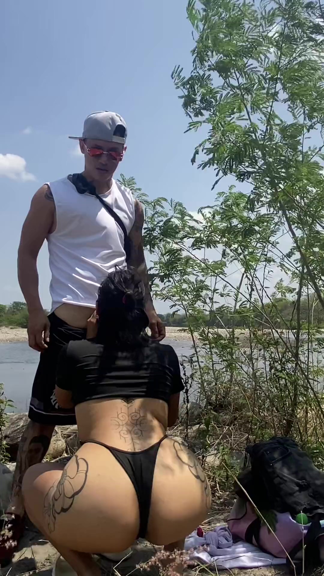 Chica latina gorda y caliente con un gran culo disfruta de su novio en el río y en casa.