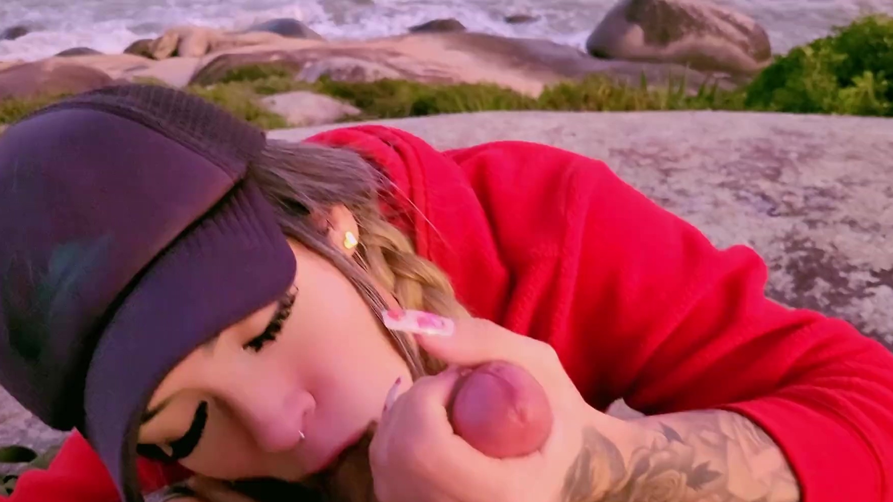 Diversión en la playa: maravilla de sal para adolescentes tatuados y diversión en la playa