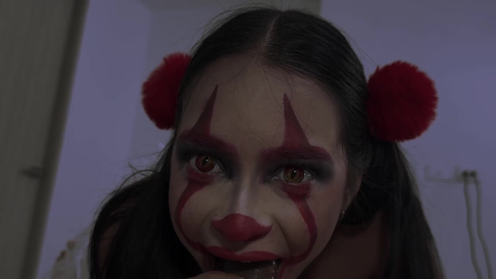 El payaso guarro Pennywise come creampies anales… ¡Qué miedo!