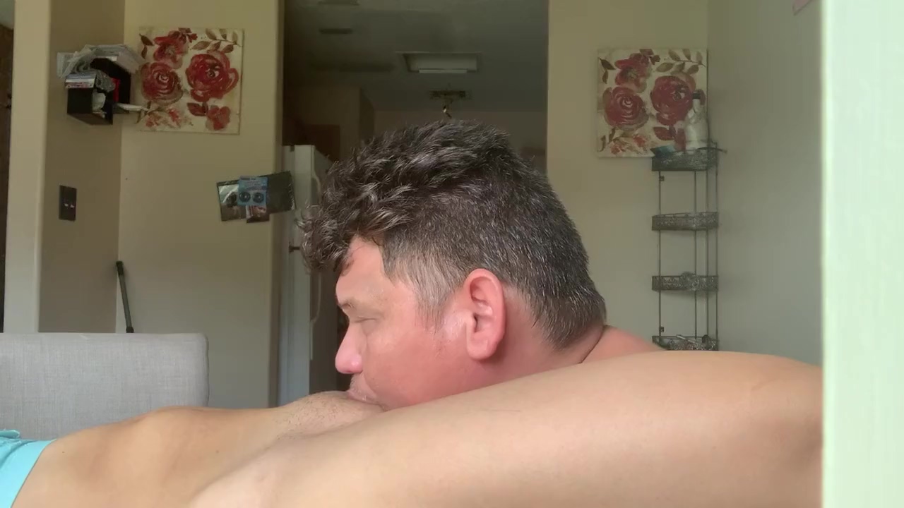 El sexo oral por la mañana en la mesa de la cocina puede ser muy intenso.