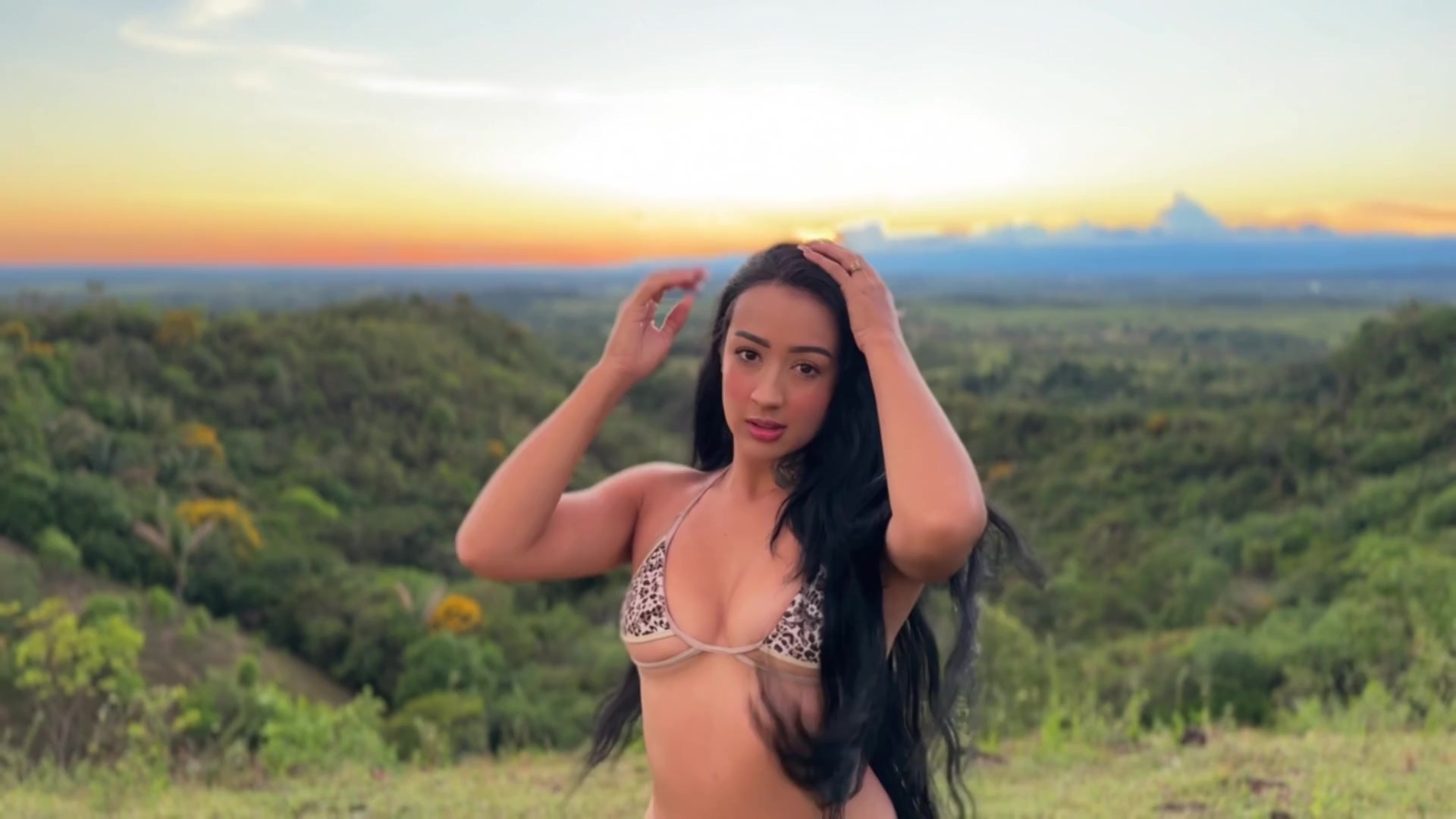 Empujando a su bebé a una hermosa montaña hacia el atardecer
