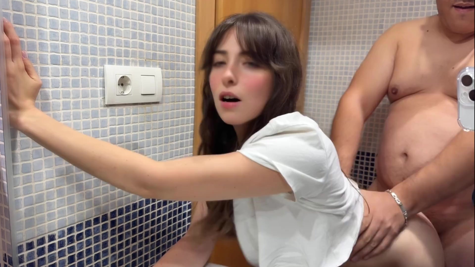Encuentro en el baño de hijastros: creampies peludos