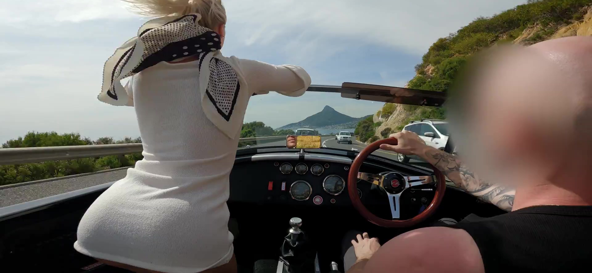 Felación pública en coche: acción POV en descapotable