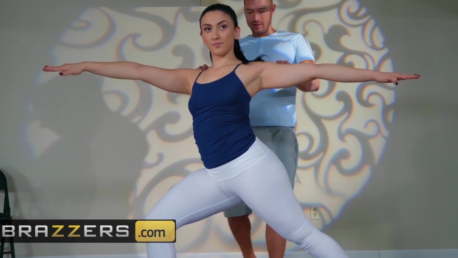 Haciendo yoga y recibiendo una buena mamada de su novio
