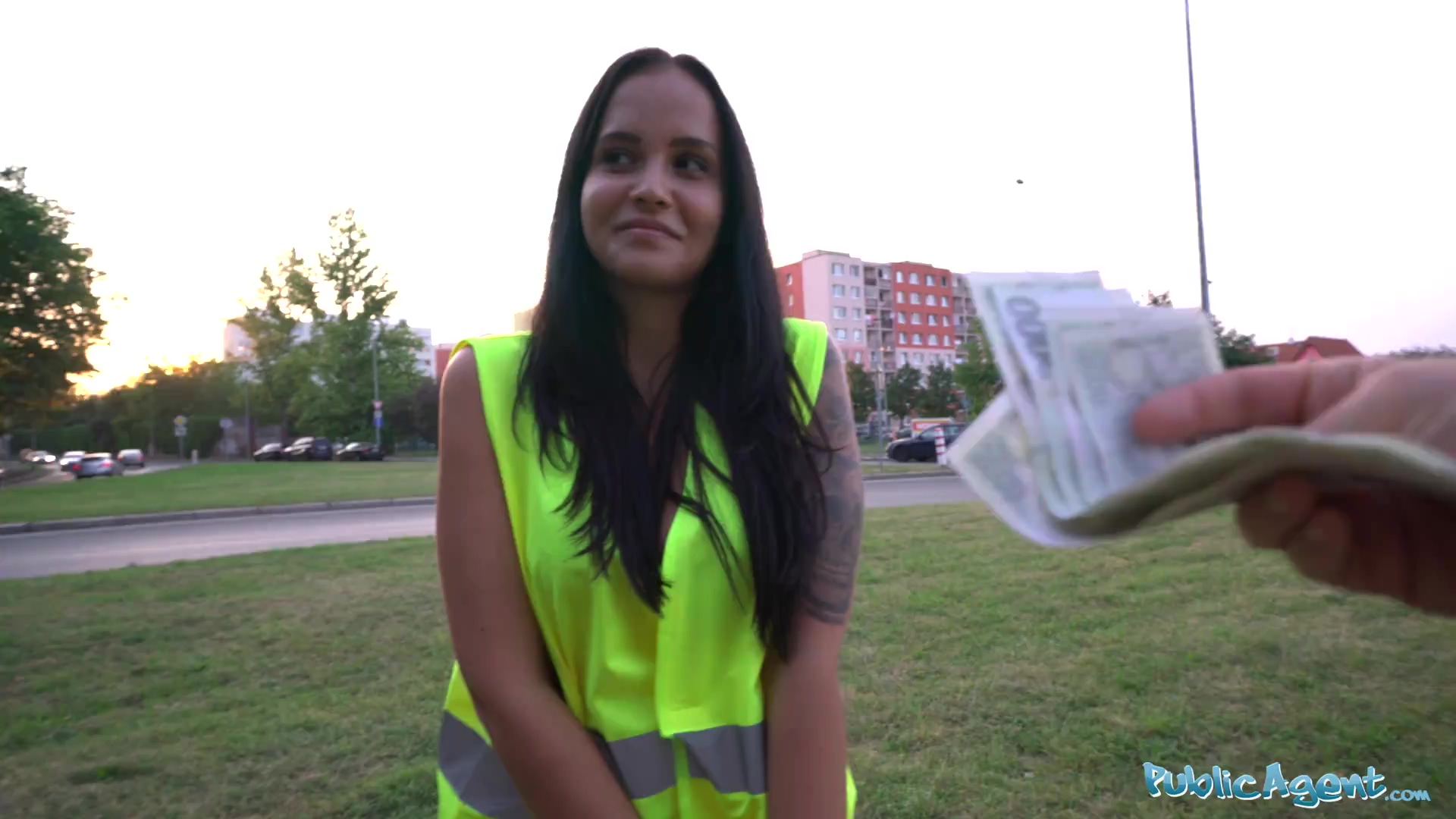 Jennifer Méndez toma dinero y chupa una polla gruesa en público