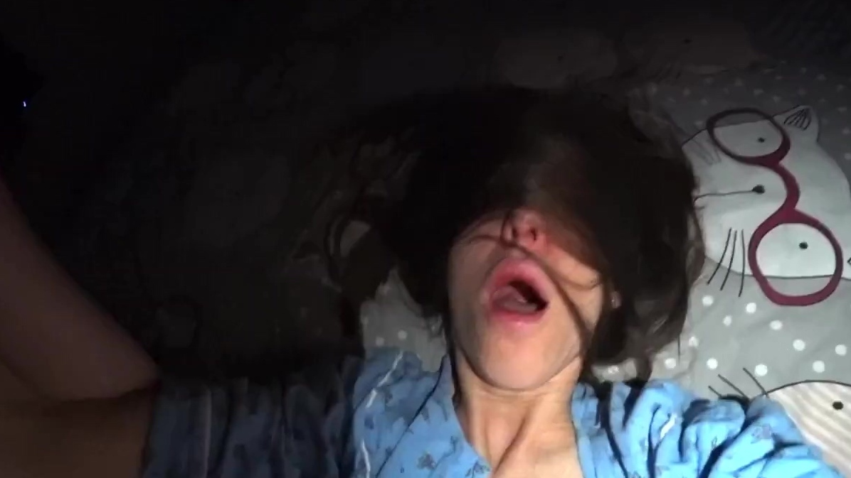 La esposa de un amigo flaco y sudoroso fue follada en un video casero real