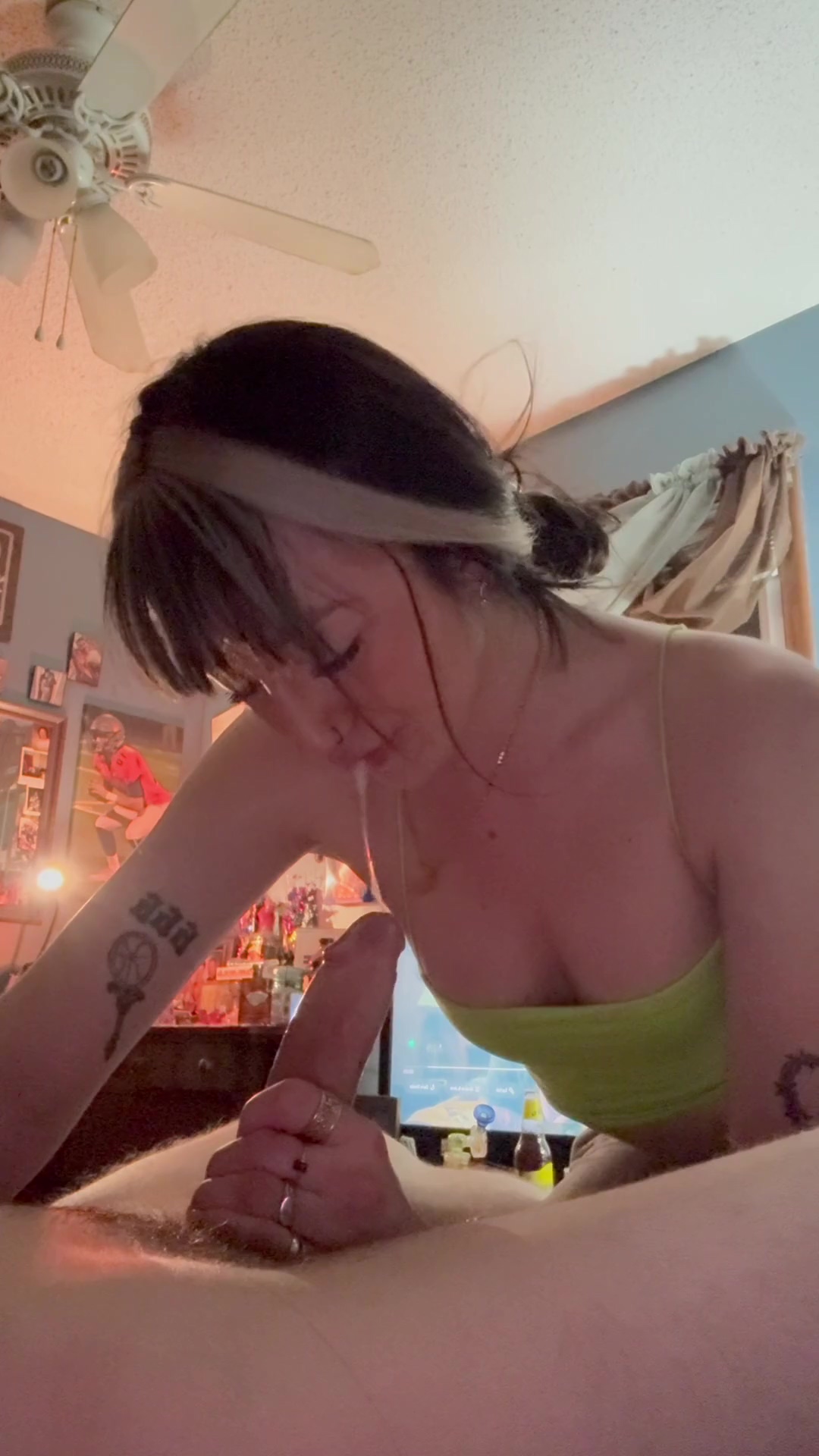 La hermana tatuada le viene humildemente la dura polla a su hermanastro.
