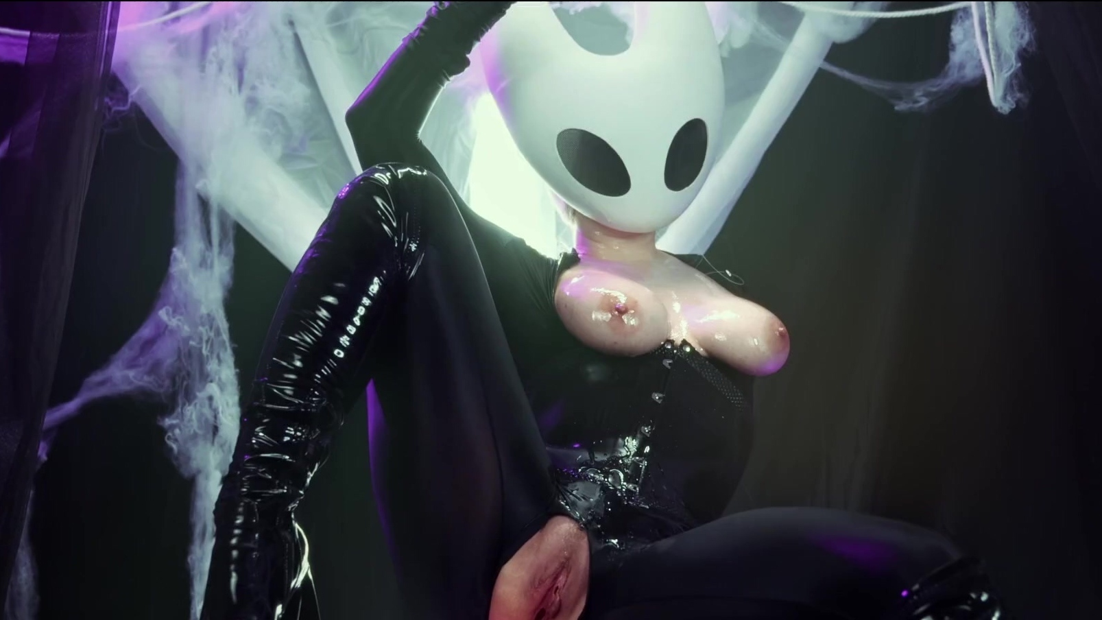 La perfecta nena rusa con un cosplay de látex Hornet de Hollow Knight Silksong cabreó a su pequeño y sucio.