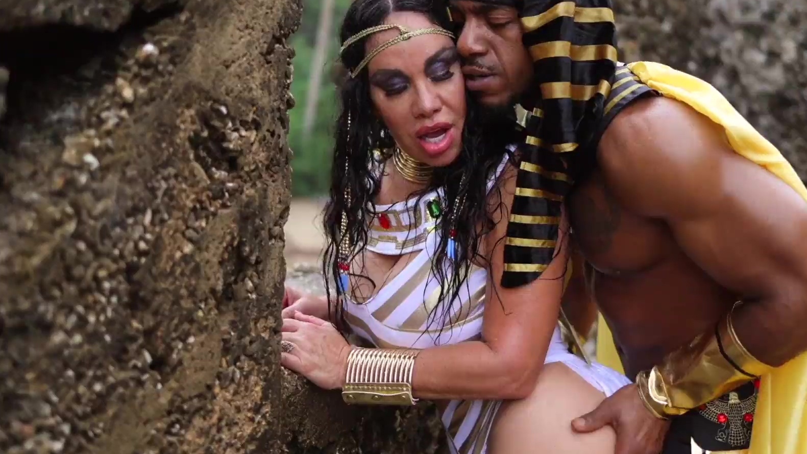 La reina Cleopatra quiere una gran polla negra de su gran nariz.