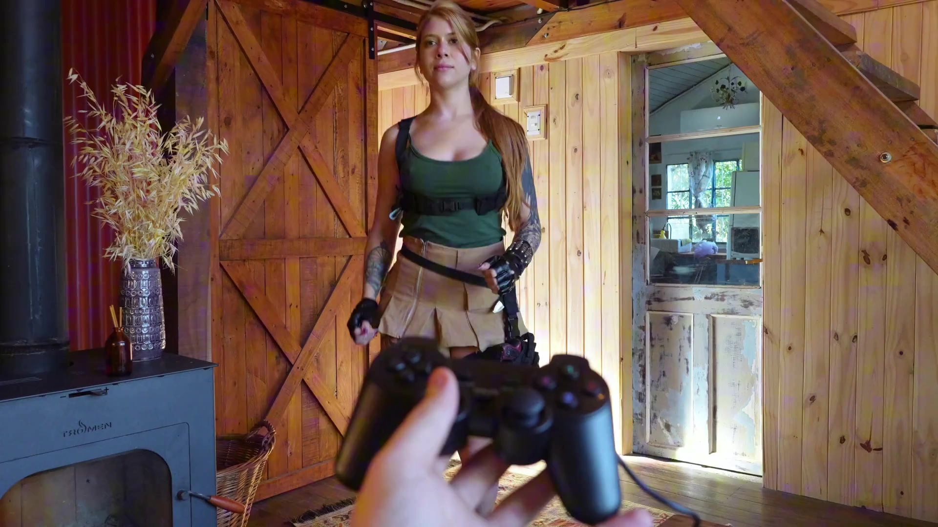La tetona Lara Croft se excita antes de empezar a trabajar